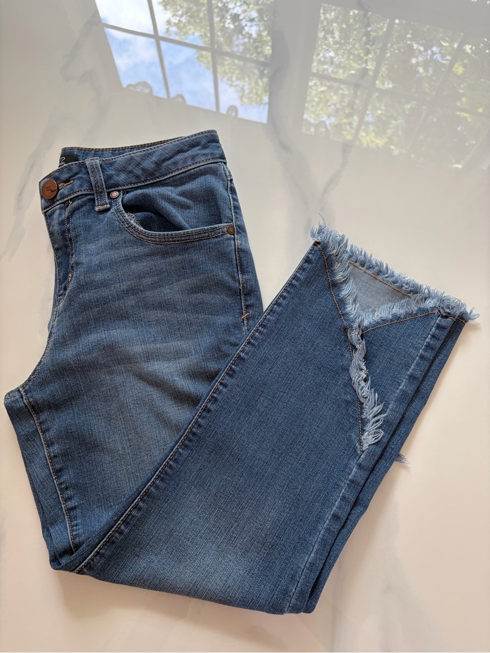 1822 Denim Tulip Women’s Asymmetric Raw Fringe Hem Crop Jeans Size 4